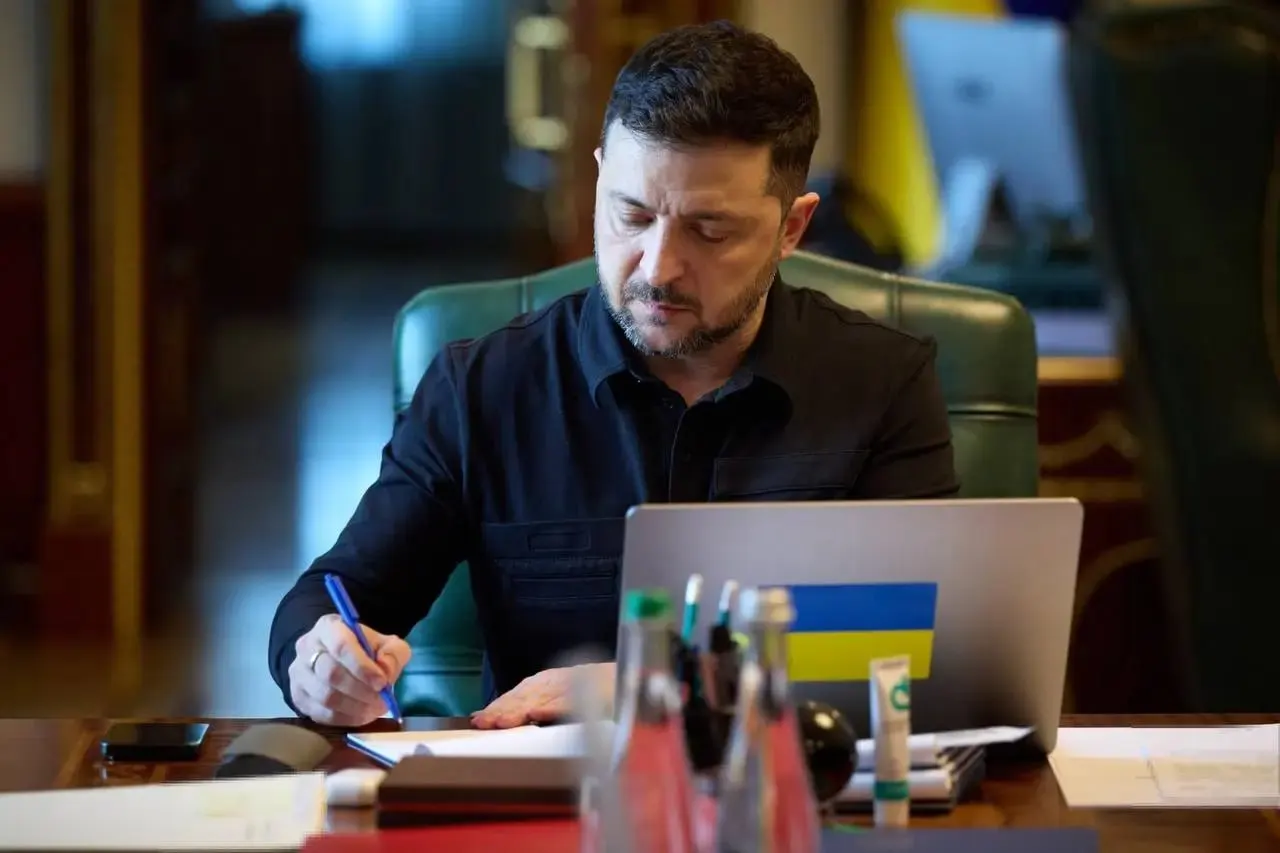 Президент Украины сообщил, что ВСУ введут прекращение огня с 00:00 в ночь с 5 на 6 мая и будут действовать зеркально в ответ на объявленное Россией перемирие на 8–9 мая.