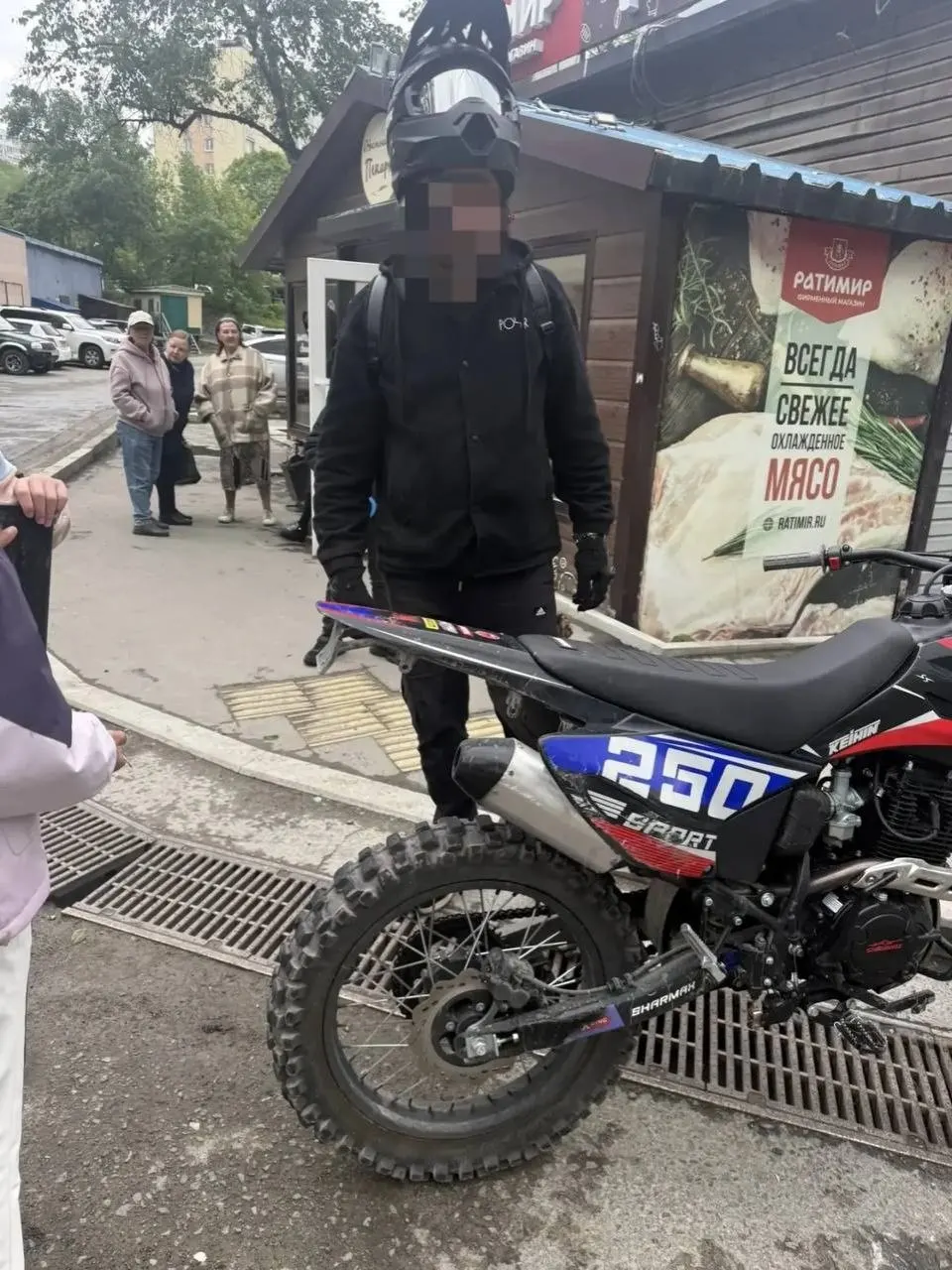 28 мая около 18:30 на повороте к магазину на Сафонова, 34 мотоциклист «эндуро» по встречке врезался в черный X‑Trail. Водитель мотоцикла уехал с места, владелица автомобиля пытается связаться с ним и избежать обращения в ГИБДД.