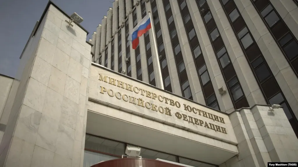 В список попали Вилюя Чойнова, Станислав Дмитриевский, Ольга Орлова и проект «После». Закон об «иностранных агентах» критикуют как инструмент репрессий.