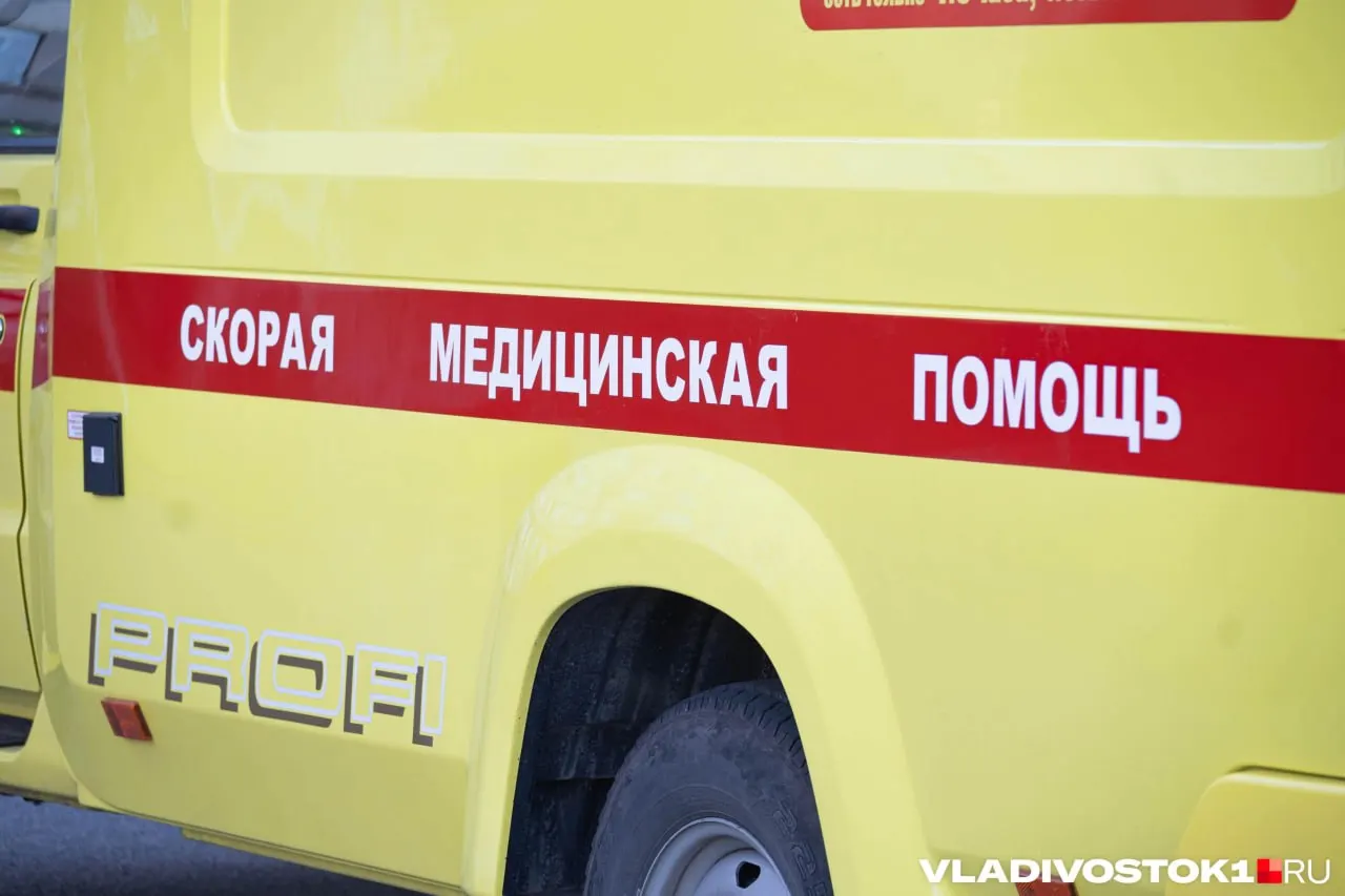 В ВКБ №4 во Владивостоке врачи провели более двухчасовую операцию после удара ножом в правый желудочек: пациент потерял около трёх литров крови, ему сделали переливание, сейчас он восстанавливается и будет под наблюдением специалистов.