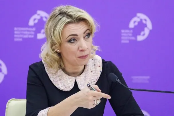 Представитель МИД РФ Мария Захарова заявила, что сотрудники Госдепартамента уведомляют российских дипломатов о том, что их дети, рожденные в США, получили американское гражданство по праву почвы без согласия семей.