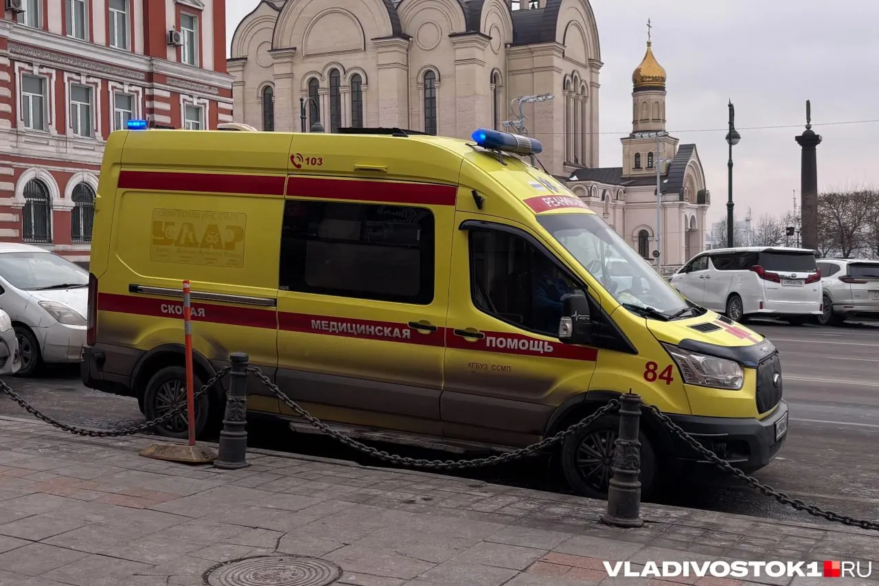 Два школьника обнаружили на улице мужчину без сознания, отнесли его в поликлинику и тем самым, вероятно, спасли ему жизнь. Спасатель объяснил, почему нельзя оставаться в стороне, и дал основные советы по первой помощи.