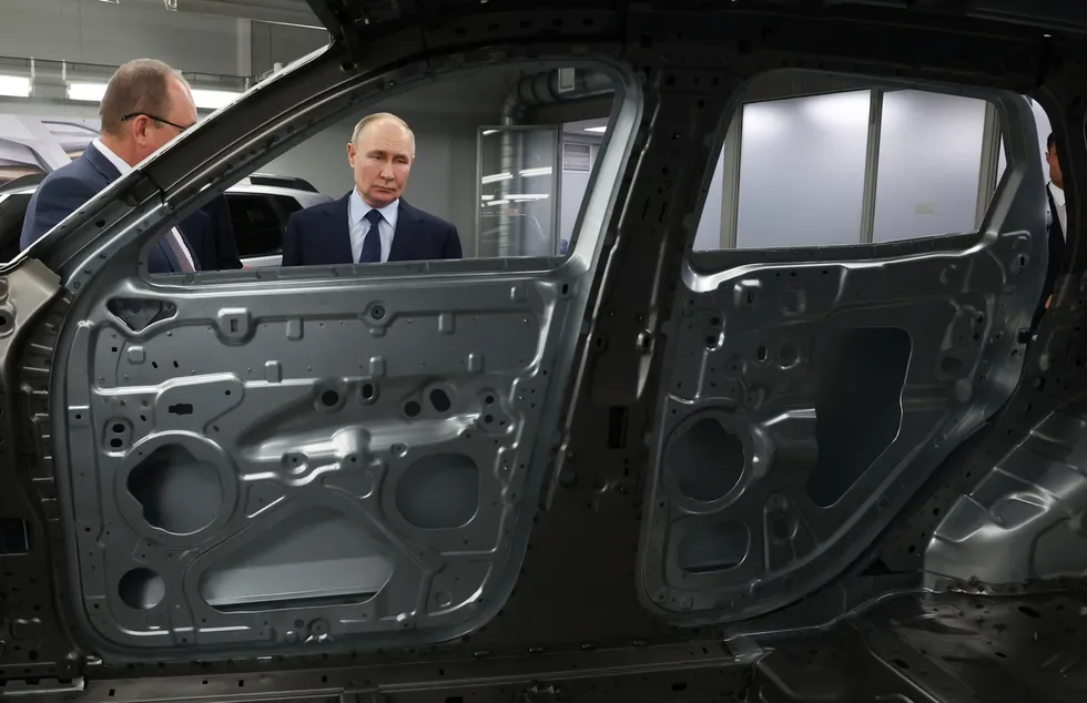 После ухода западных автоконцернов российская автомобильная отрасль пережила переориентацию на китайских партнёров, значительное сокращение производства и резкий рост цен. Что происходит с заводами, кто пришёл на их место и как это повлияло на покупателей — сводка по основным кейсам.