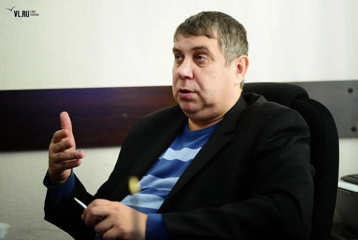После приостановки уголовного дела и возвращения из СВО главный врач краевой психиатрической больницы вновь представлен коллективу; ранее ему предъявляли обвинения в мошенничестве и взятках при закупках на сумму свыше 14 млн рублей.