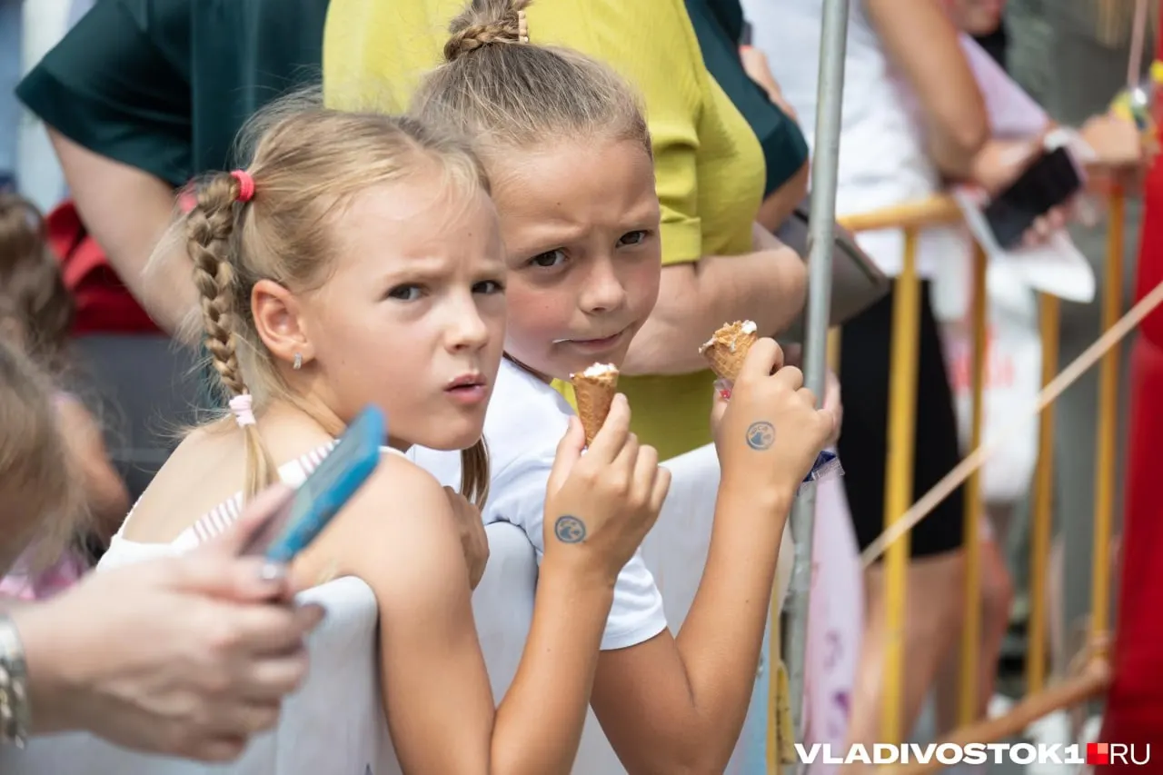 31 мая на стадионе «Динамо» пройдёт семейный фестиваль с мастер-классами, играми и презентацией новой детской линейки мороженого от приморской фабрики «Урса»; посетителям бесплатно выдадут 3000 порций.