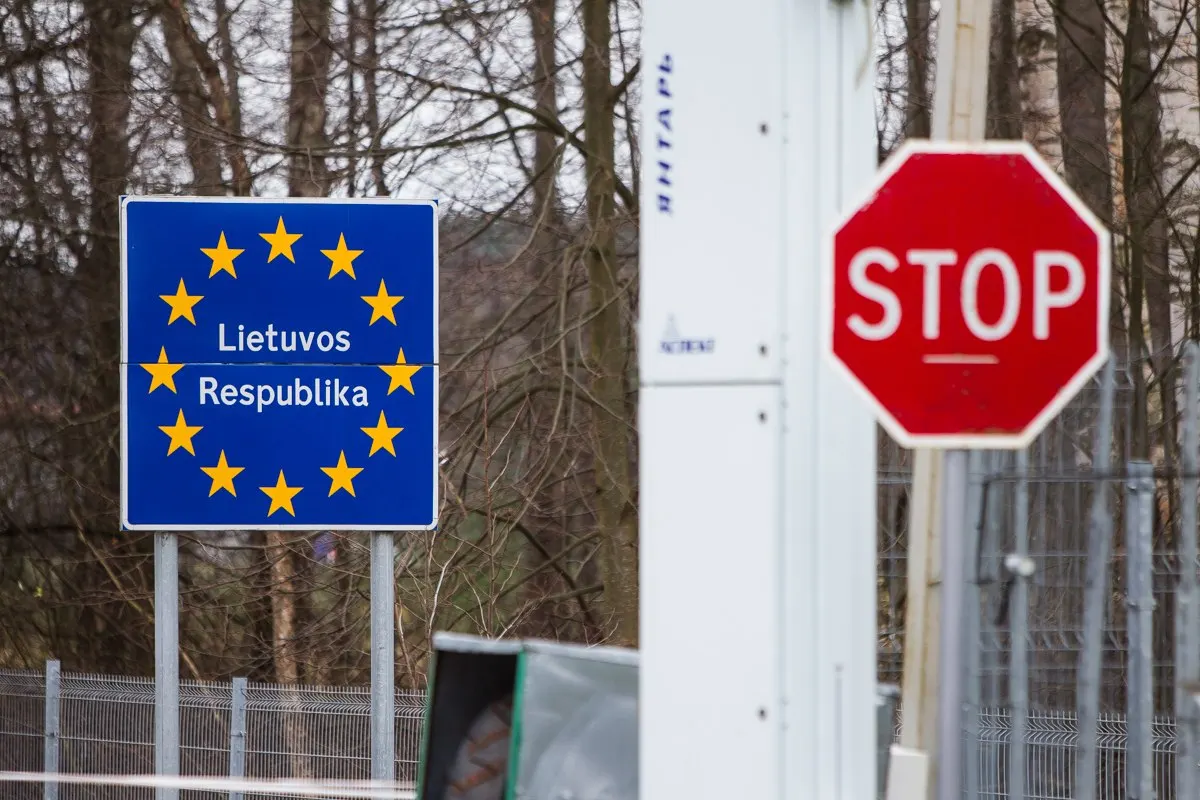 По словам посла по особым поручениям МИД РФ, санкции ЕС, завышенные тарифы и избыточная бюрократия мешают транзиту в Калининград; системного выхода пока не наблюдается.