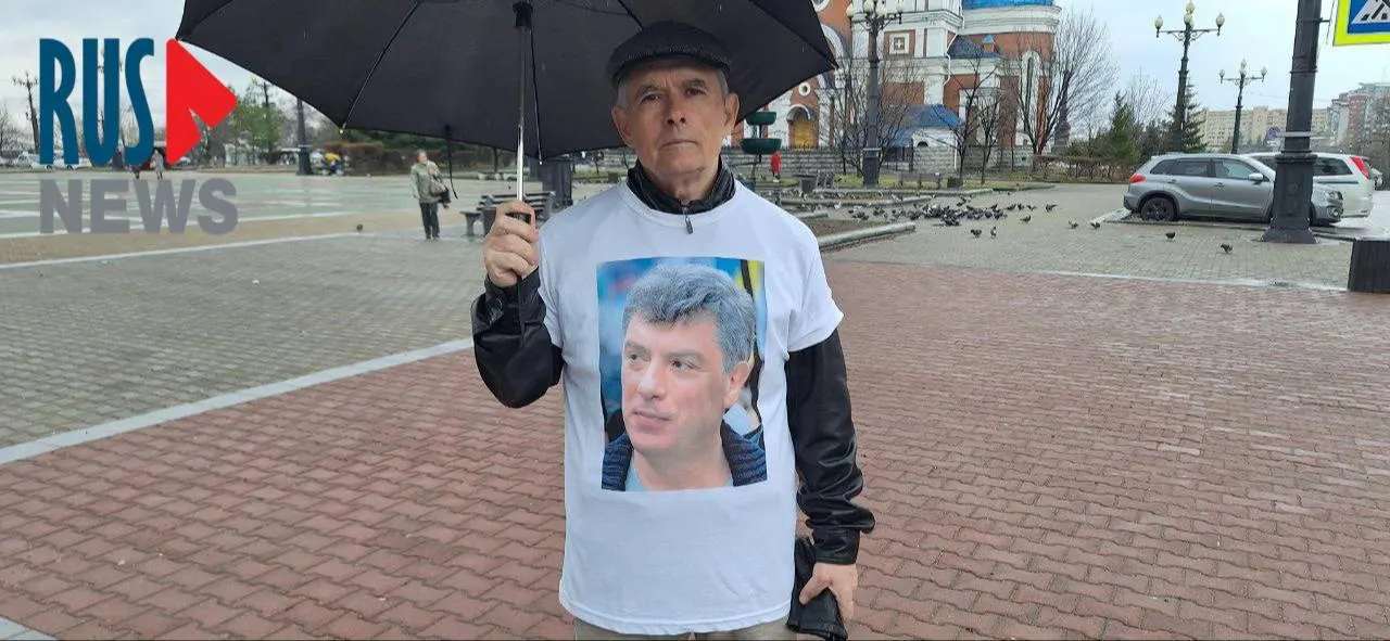 Зигмунда Худякова задержали 9 мая за футболку с изображением Бориса Немцова и приговорили к трёхсуткам по статье о неповиновении полиции; соратники предполагают, что его вывели с улицы, чтобы «не портил вид» во время праздника.