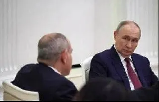 Маркетплейсы временно остановили реализацию армянских товаров без подробных объяснений; Wildberries позднее связал это с новыми таможенными требованиями, а Роспотребнадзор заблокировал более 1,1 млн бутылок минеральной воды «Джермук». Ограничения последовали после визита премьер‑министра Армении в Москву.