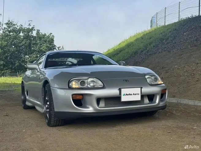Владивостокский рынок подержанных автомобилей пополнился культовым купе Toyota Supra JZA80 1995 года с мотором 2JZ-GTE, пробегом около 180 тыс. км и высоким тюнинговым потенциалом.
