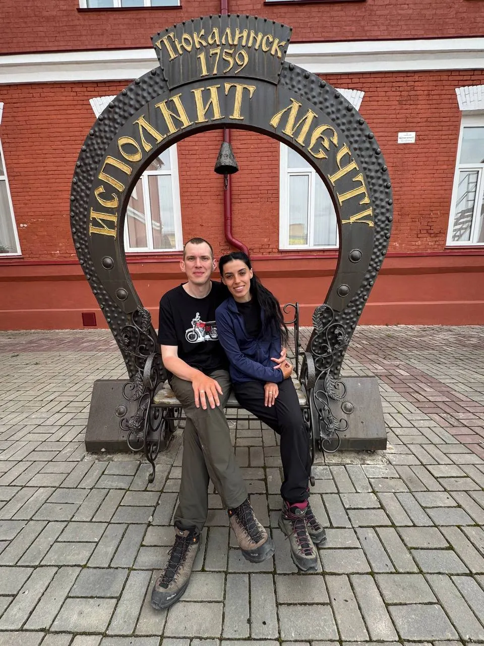 Павел и Тамара начали поход 19 января и за 120 дней преодолели более 2 700 км. Сейчас они в Тюкалинске, до Омска осталось около 160 км — при нынешнем темпе это примерно 13–14 часов ходьбы.
