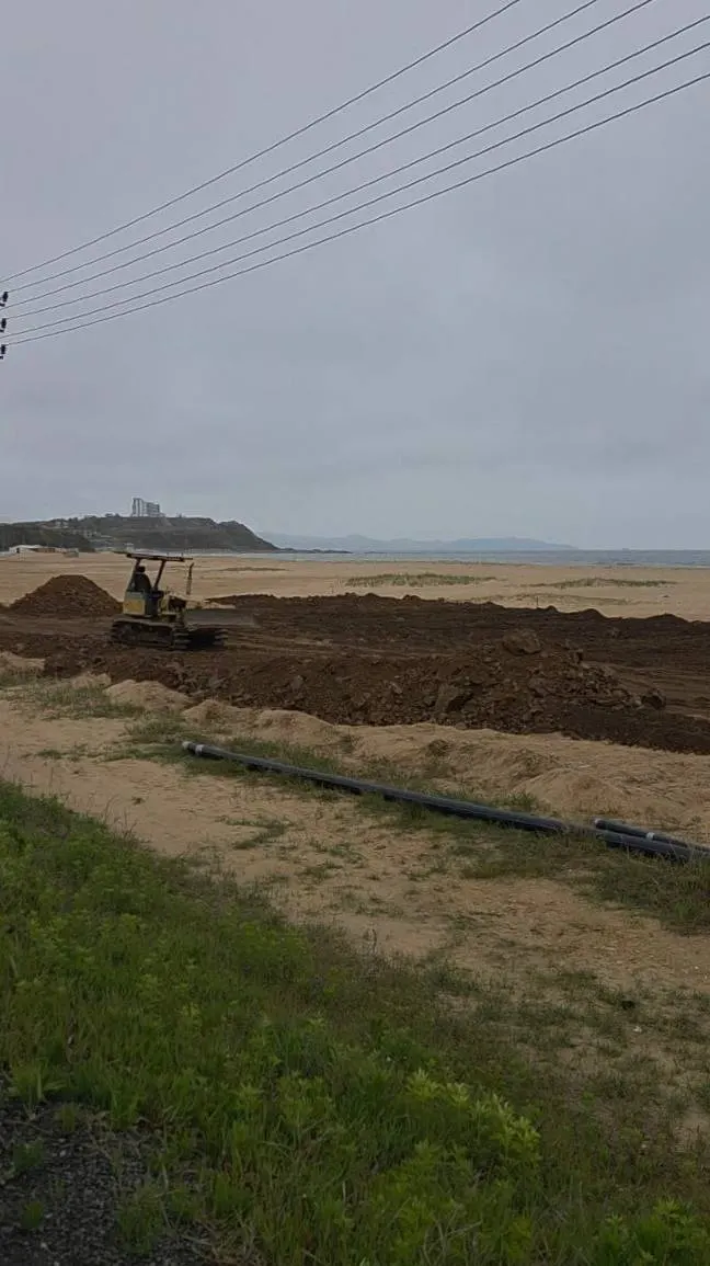 В поселке Ливадия (Приморье) заметили тяжелую технику и завоз земли на берегу: местные требуют проверок, организаторы говорят о парковке и инфраструктуре для отдыха.
