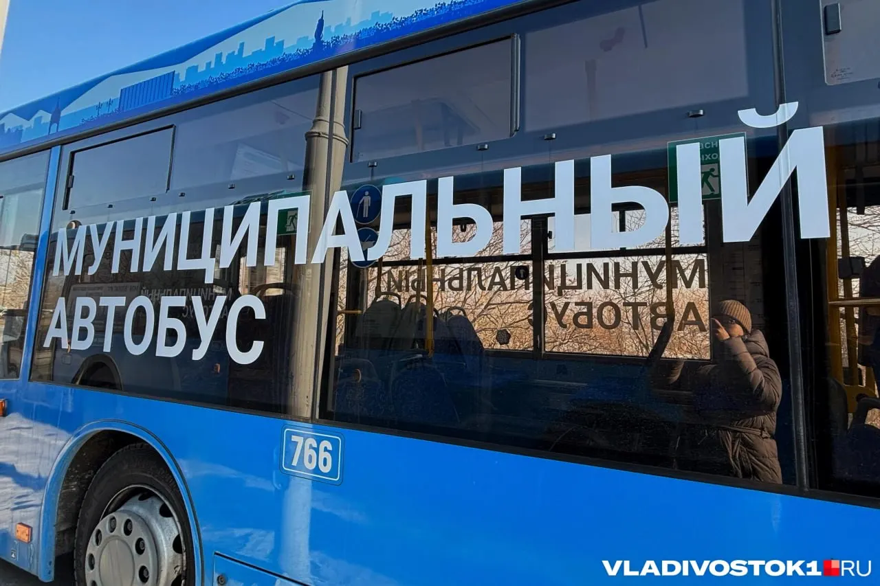Перевозчик объявил закупку 25 крупных и 15 средних автобусов в лизинг с бюджетом до 1,1 млрд рублей. В требованиях — синий цвет, автоматическая коробка, средства слежения и оборудование для маломобильных пассажиров. Итоги обещают подвести 15 июня.