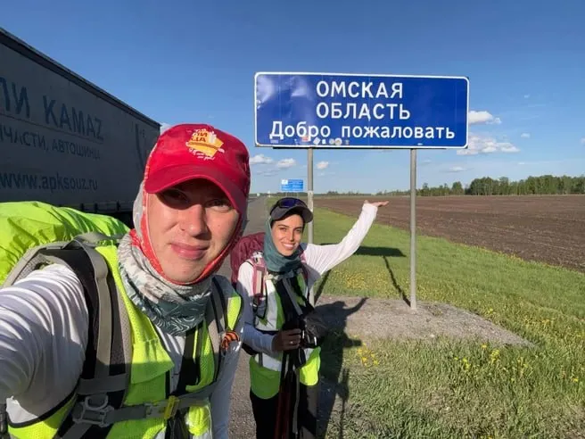 Павел Шабанов и Тамара Погосян идут пешком из Москвы во Владивосток и сообщили, что достигли Омской области. Путь до этого рубежа занял у них 118 дней, они не пользуются транспортом.