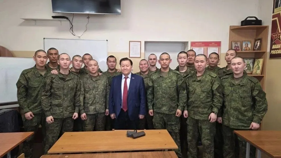 Депутат сообщил, что призывники из Якутии, проходящие службу в Хабаровском крае, не подписали контракты после агитации; он пообещал помощь в случае давления и обратился в надзорные органы для проверки возможного принуждения.