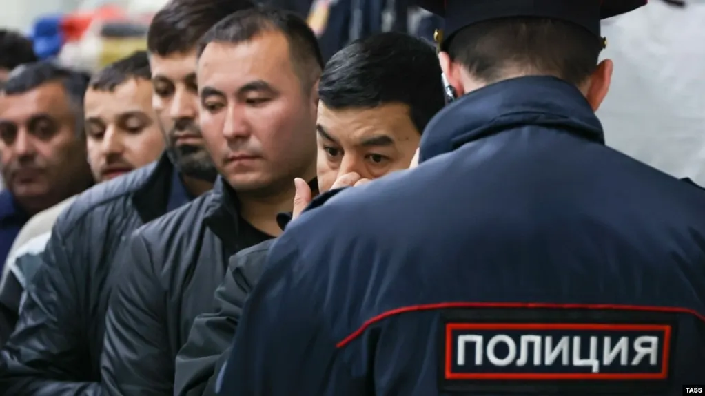 Законопроект расширяет основания для административного выдворения из России — среди них участие в несогласованных митингах, «дискредитация» вооружённых сил, призывы к санкциям и мелкое хулиганство. Всего перечень нарушений, влекущих выдворение, вырастет до 58.