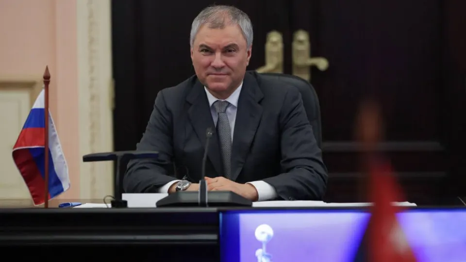 Спикер Госдумы предупредил, что удары с использованием западных спутниковых технологий и вооружений по гражданским объектам могут привести к ответным действиям с применением «оружия, которое не оставит следа». Заявление последовало после инцидента в Старобельске и последующих ударов по Киеву.
