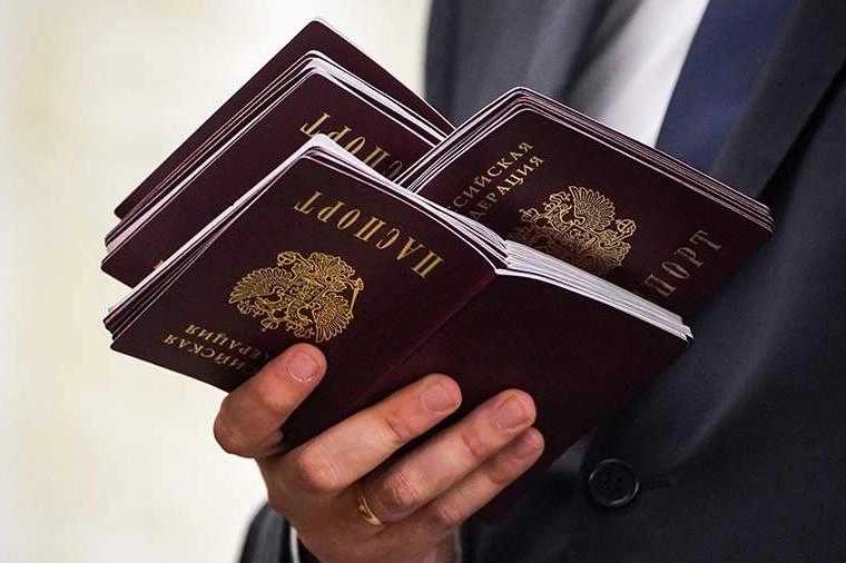 Фракция «Единая Россия» намерена внести поправки, позволяющие иностранцам с непогашенной судимостью получать РВП, ВНЖ и гражданство в случае, если их, по заявлению парламентариев, незаконно осудили за поддержку политики России и проведения СВО.