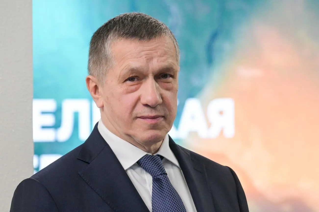 Юрий Трутнев рассказал, что сначала расстроился, увидев на выставке в Харбине более технологичные китайские стенды с дронами и роботами, тогда как у России, по его словам, были в основном продукты; позже он отметил присутствие российской техники и призвал к обмену технологиями.