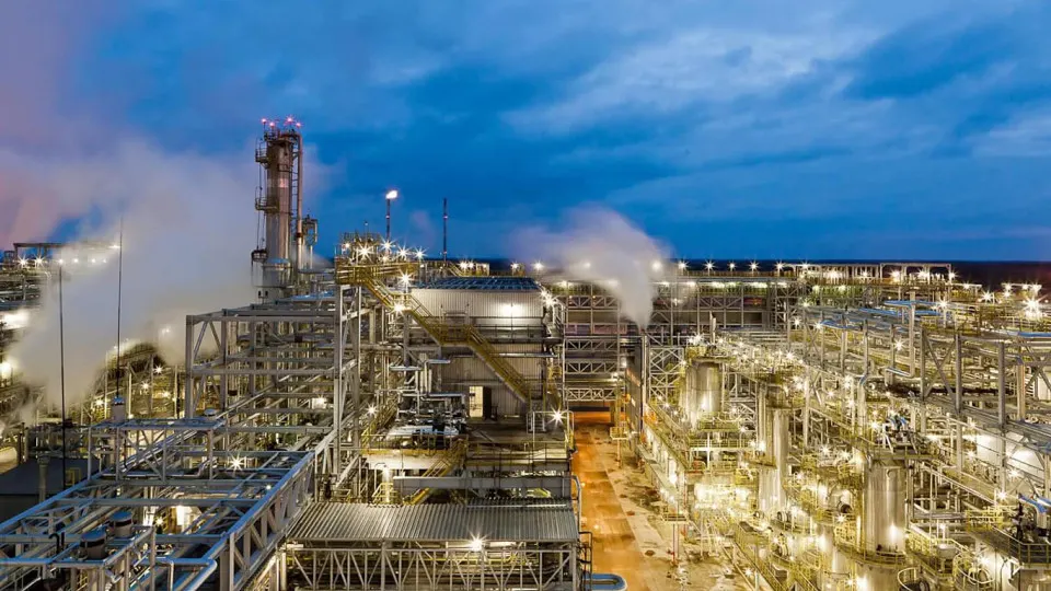 После налёта 5 мая нефтеперерабатывающий завод «Киришинефтеоргсинтез» остановлен: повреждены основные установки, резервуары и трубопроводы. Собственник уведомил контрагентов о приостановке отгрузок и ссылке на форс-мажор.