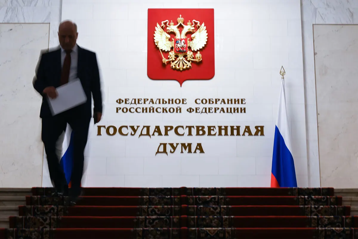 Депутаты планируют обсудить инициативу, позволяющую арестовывать имущество граждан, находящихся за границей, за ряд конкретных правонарушений.