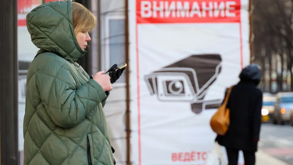 Пользователи заметили, что в госмессенджере «Мах» без согласия удаляют сообщения с ссылками на ключи для VPN; при повторной отправке возможен выход из аккаунта. Параллельно государственные сервисы ужесточают ограничения на использование VPN.