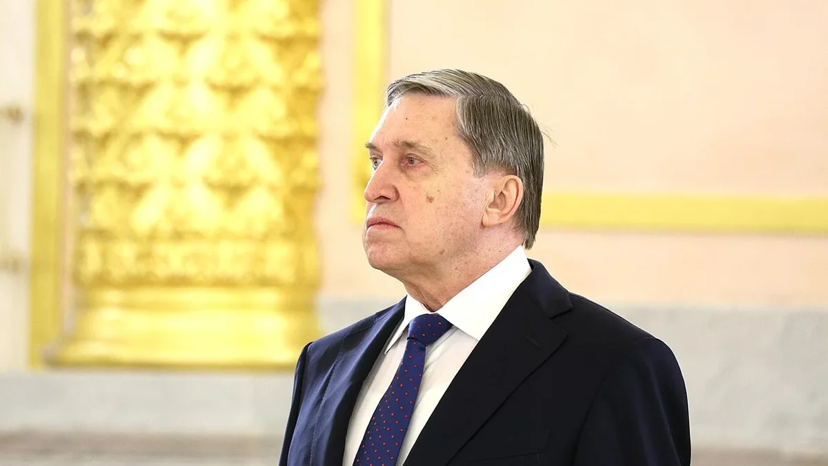 Помощник российского руководителя заявил, что прекращение боевых действий возможно лишь после вывода украинских войск из Донбасса. По его словам, до этого любые переговоры будут повторяться вновь и вновь; США продолжают попытки посредничества, а президент готов встретиться с Зеленским при условии окончательных соглашений.