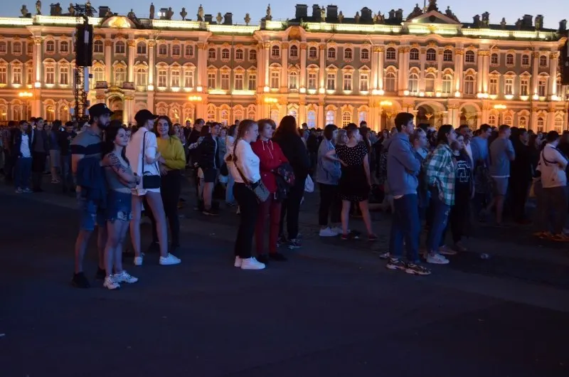 Ночью 27–28 июня в Санкт‑Петербурге состоится «Алые паруса» для примерно 66 тысяч выпускников; одновременно государство утвердило 300 приоритетных образовательных программ и расширило число бюджетных мест. Смоленск проведёт День молодёжи с концертами и интерактивами.