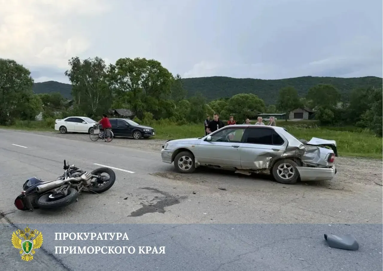 В селе Рощино Красноармейского района Приморья вечером 12 июня мотоцикл Suzuki Bandit с 15-летним водителем врезался в Nissan Bluebird; подросток скончался в машине скорой помощи.