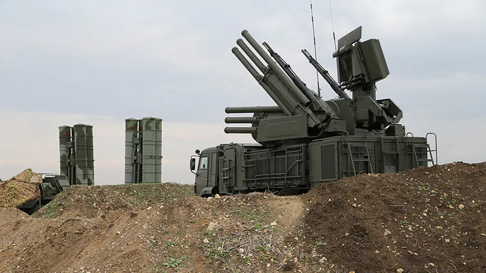 Российская армия использует комплекс радиоэлектронной борьбы «Волна Купол Гарант», который, по оценкам экспертов, способен глушить сигнал спутниковой связи Starlink на площади до 20 квадратных километров. Комплексы производятся в Крыму, их цена оценивается примерно в 1,5 млн долларов за единицу. Одни экземпляры уже уничтожали, параллельно усиливаются законодательные ограничения на оборудование для иностранных спутниковых систем.