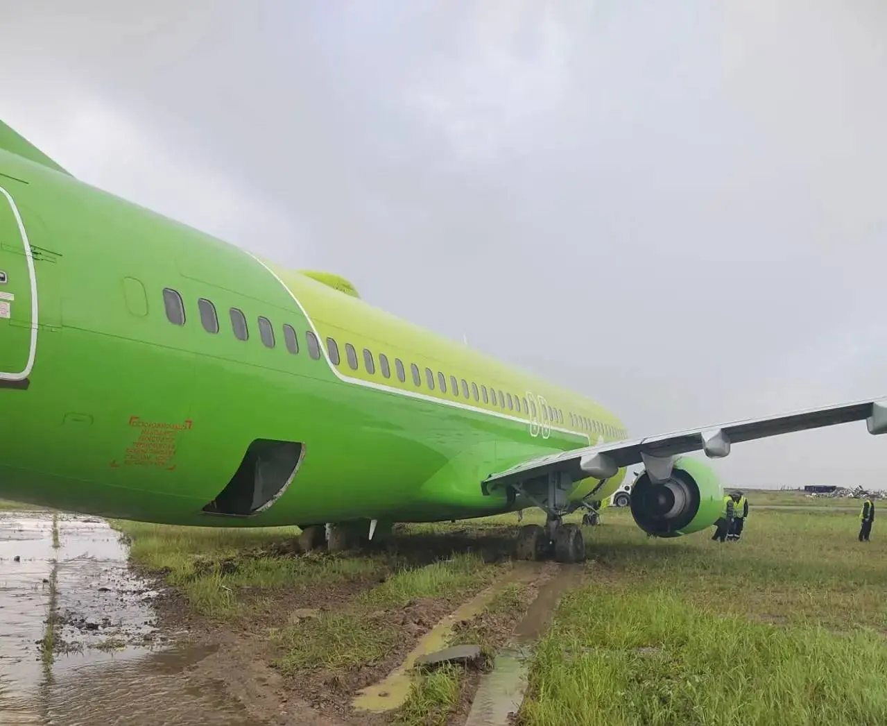 Boeing 737-800, следовавший из Новосибирска в Мирный, после посадки выкатился за пределы ВПП. На борту были 173 пассажира и 6 членов экипажа; пострадавших нет. Следователи рассматривают версию технической неисправности, начата проверка по ст. 263 УК.