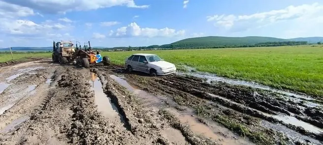 После дождей и движения тяжёлой техники дорога Олочи — Аргунск в Нерчинско‑Заводском округе пришла в негодность: местные жалуются, что ни скорая, ни автобус не проходят.