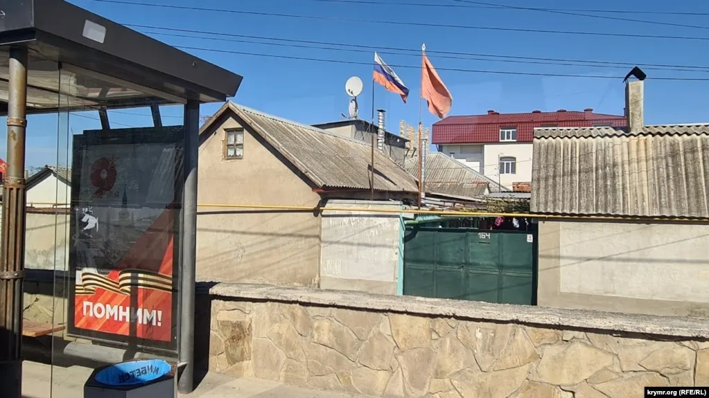 В результате атак беспилотников в Симферополе, на пригородный поезд в Крыму и в ряде других районов сообщают о погибших, раненых и повреждениях. Минобороны сообщает о сотнях сбитых дронов над несколькими регионами и морскими акваториями.