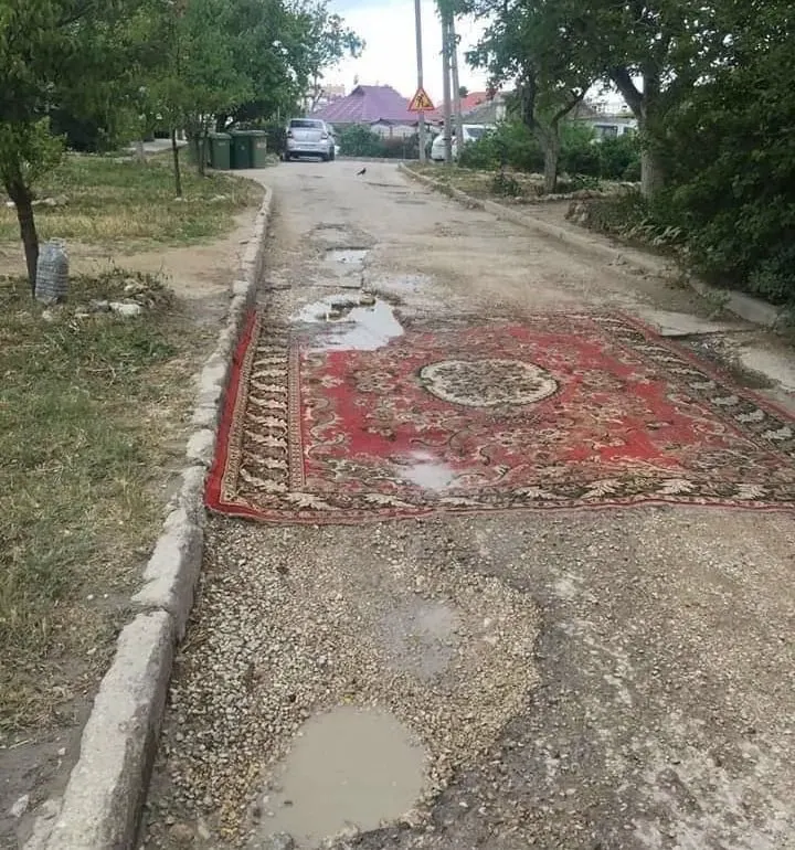 В Госдуму внесён законопроект, дающий жильцам право самостоятельно менять асфальтовое покрытие во дворах и на местных дорогах без согласования с коммунальными службами. Правительство проект не поддержало, указывая, что такие работы должны выполнять специалисты.