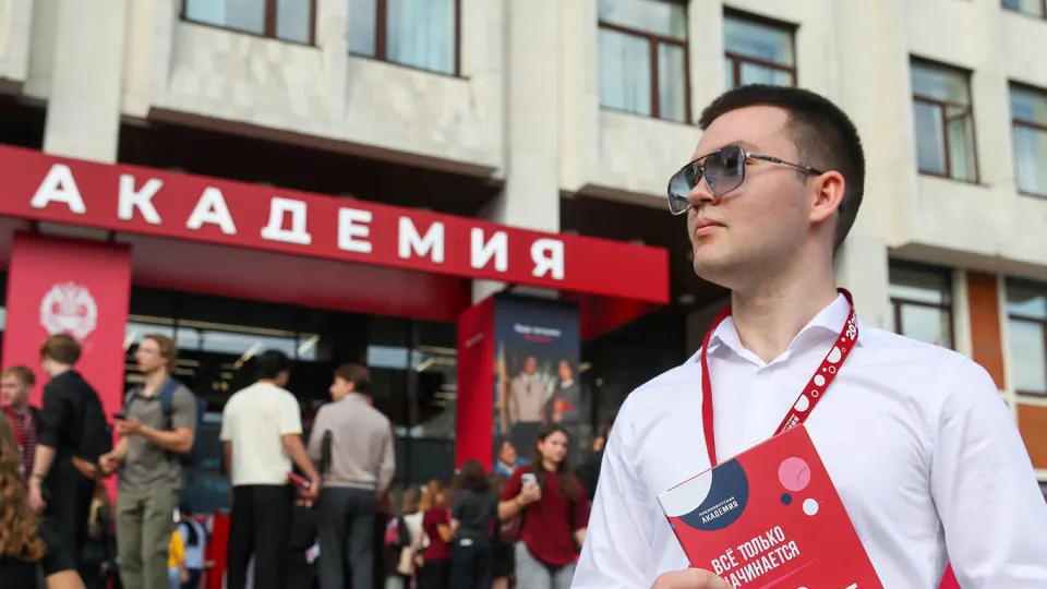 Московские вузы рассылают предложения о вступлении в добровольные отряды по защите неба от беспилотников: годовая служба, выплаты 200 тыс. руб. в месяц, обучение и социальные гарантии. По стране развёрнута масштабная кампания по набору студентов в войска БПЛА.