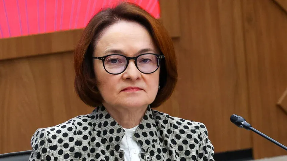 Председатель Банка России Эльвира Набиуллина впервые за месяц примет участие в пресс‑конференции по итогам заседания совета директоров 19 июня. Её длительное отсутствие вызвало слухи о отставке, а новые бюджетные риски могут замедлить снижение ключевой ставки.