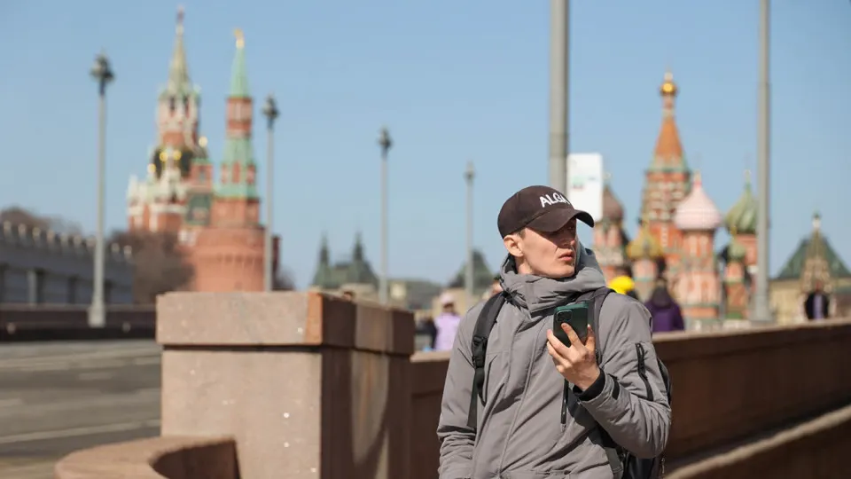 Проект постановления предполагает создание единой системы учёта идентификаторов мобильных устройств (IMEI): операторы будут вносить данные и оперативно блокировать SIM‑карты на запрещённых, украденных или скомпрометированных телефонах. Ориентировочная дата вступления — 1 марта 2027 года.