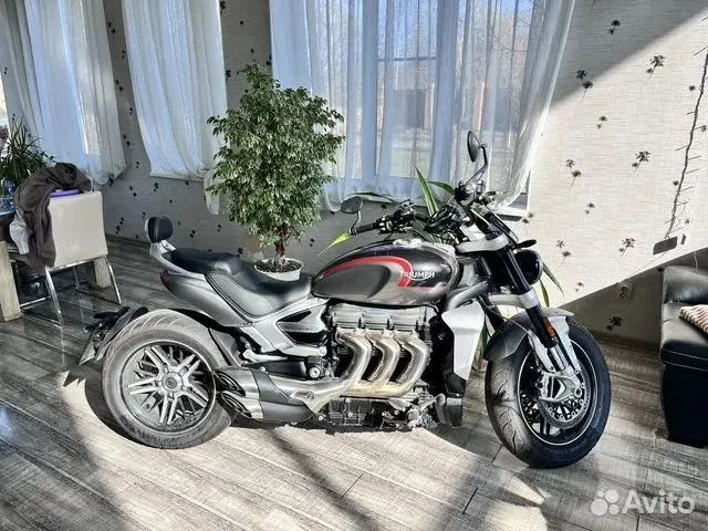 Во Владивостоке продают почти новый Triumph Rocket III GT 2023 — для региона редкость. По объявлению мотоцикл проехал всего 500 км, просят 2,9 млн руб.; возможен обмен на BMW GS 1300.