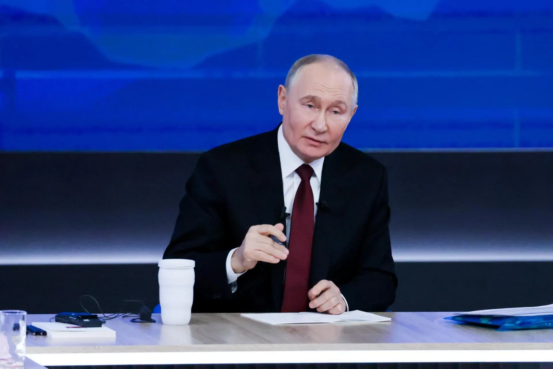 Президент пообещал увеличить медицинские кадры и расширить сеть больниц, а также призвал повышать престиж профессии и улучшать условия труда медработников.