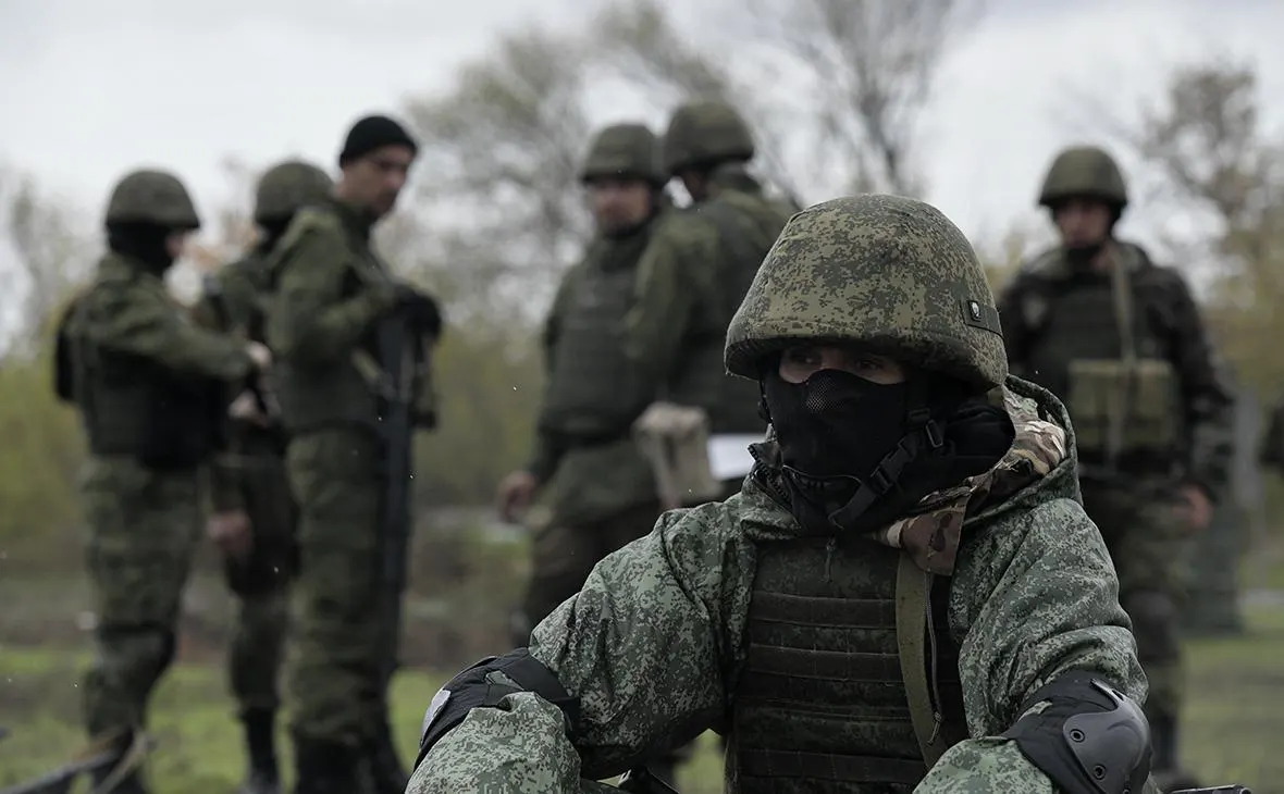 Собеседники издания отмечают отставание России в технологиях и тактике; Украина усилила применение дронов и перекрывает линии снабжения. Власти понимают необходимость мобилизации ресурсов, но окончательное решение ещё не принято.