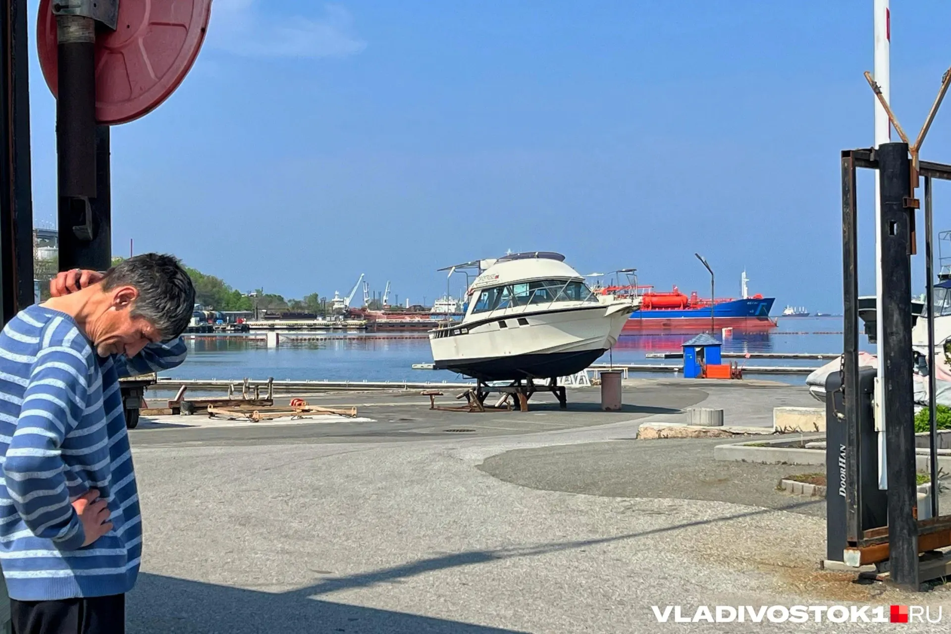 Из‑за дорогого обслуживания, дефицита стоянок и удорожания комплектующих многие владельцы в Приморье выставляют яхты и катера на продажу или в прокат; отдельные объявления показывают цены до 50 млн рублей.