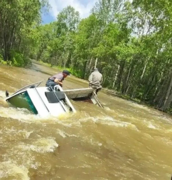 Из-за подъёма воды в Забайкальском крае размыло единственную дорогу к селу Аца; в Челябинской области ночной провал на трассе в селе Устиново привёл к аварии и потребуется не менее 10 дней на ремонт.