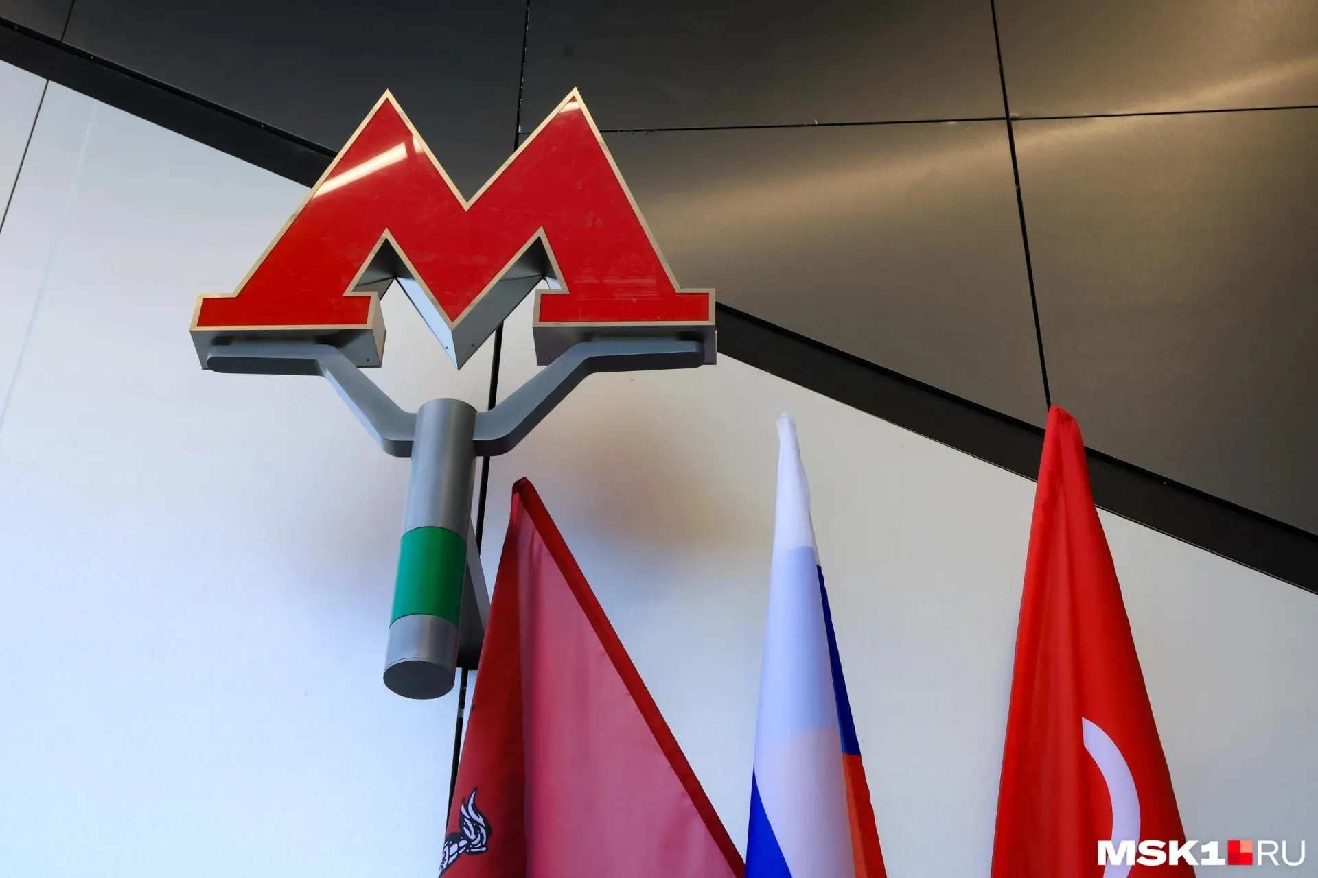Суд в первой инстанции удовлетворил иск метрополитена к предпринимателю из Приморского края: продавались кружки с изображением зарегистрированного товарного знака «М», ведомство потребовало прекратить реализацию и взыскать компенсацию в 577 492 рубля.