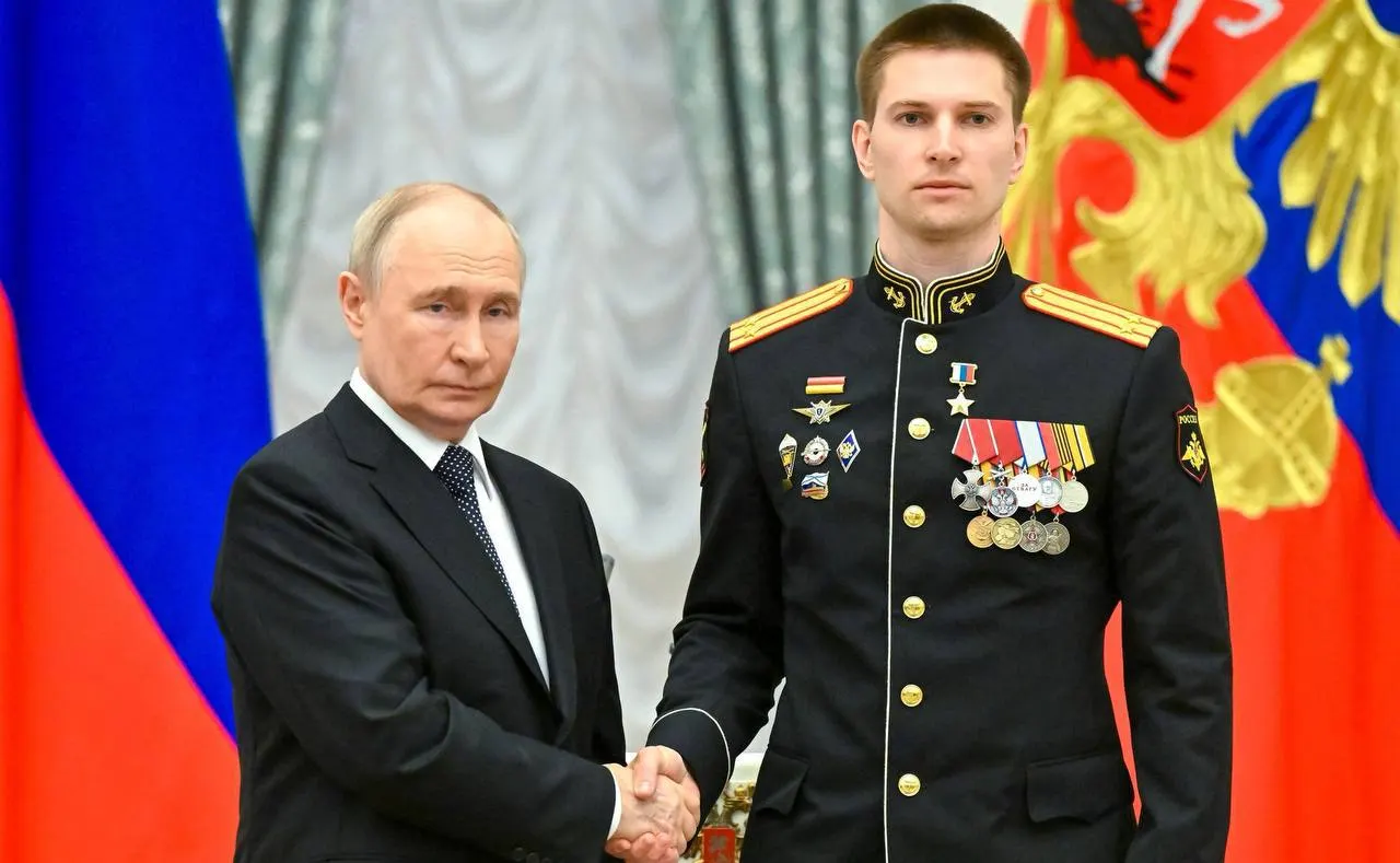 В Кремле президент наградил Героя России — подполковника из Сочи. Награда присуждена за мужество в ходе специальной военной операции: он был ранен, но возвращался в строй, уничтожил несколько танков и участвовал в освобождении десятков населённых пунктов.