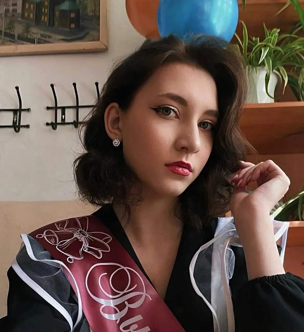 Выпускница читинской школы №1 Арина Матузова получила максимальный балл на ЕГЭ по литературе: готовилась самостоятельно, в основном читая кодификатор и тексты, без занятий с репетиторами.