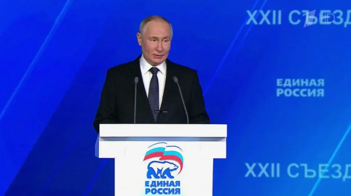 Пресс‑секретарь Кремля не исключил, что президент появится на съезде «Единой России» 28 июня. Такое выступление может временно поднять рейтинг партии, которая по соцопросам теряет поддержку.