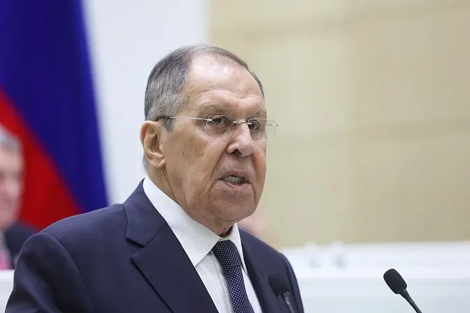 Глава МИД России заявил, что одновременно состоять в ЕАЭС и ЕС невозможно; от выбора Армении зависят тарифная и фитосанитарная политика. В ответ на смену курса Еревана Москва приняла дипломатические и торговые меры.
