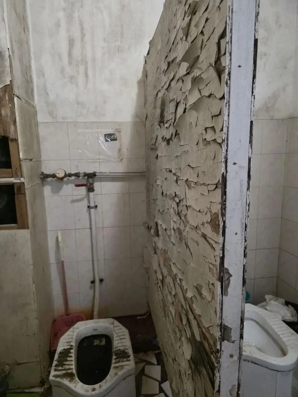 Журналистка опубликовала фото туалета в здании следственного комитета Владивостока, отметив запах плесени и канализации и призвав выделить средства на ремонт. Ведомство на запрос не ответило.