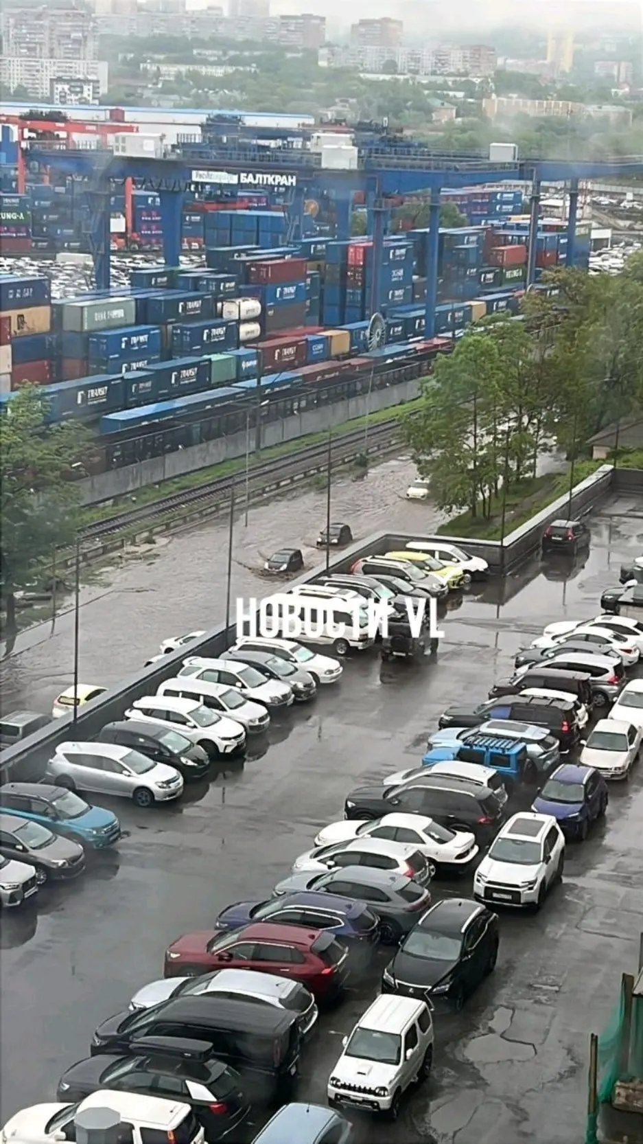 Утром 28 мая во Владивостоке сильный дождь затопил отдельные участки города, на перекрёстке Калинина и Вилкова сошёл поток грязи. Синоптическое штормовое предупреждение оказалось менее серьёзным, чем ожидали.