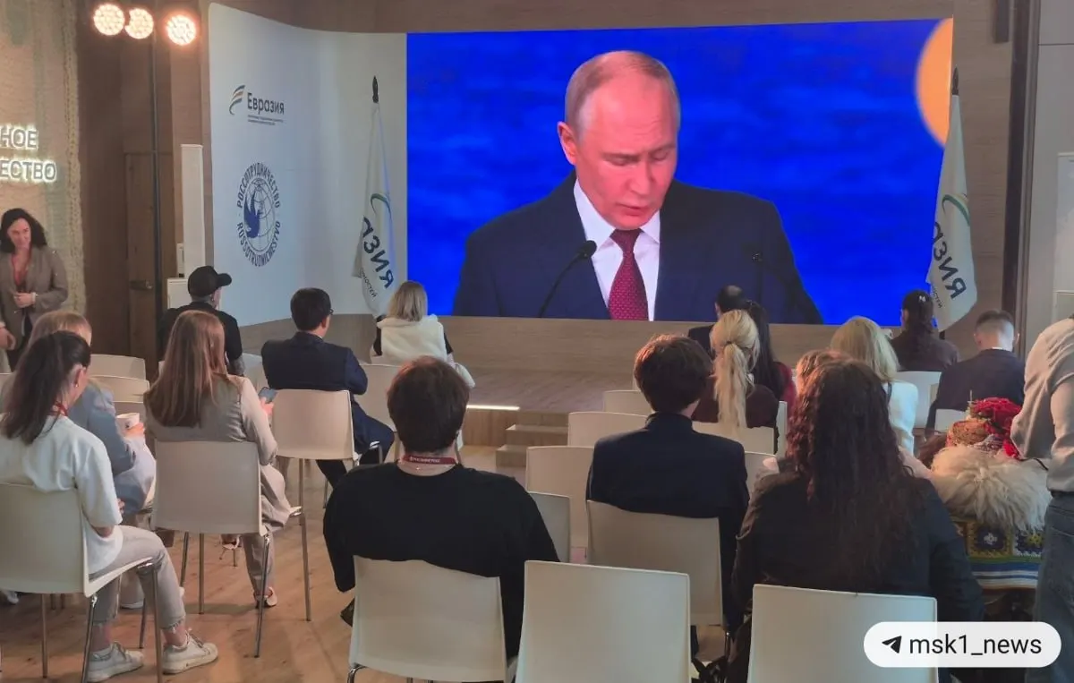 Президент заявил, что экономический рост всё больше смещается в пользу стран Глобального Юга и БРИКС, вклад G7 сокращается; также он отметил уход от западноцентричной торговой системы и влияние замороженных резервов на доллар и евро.