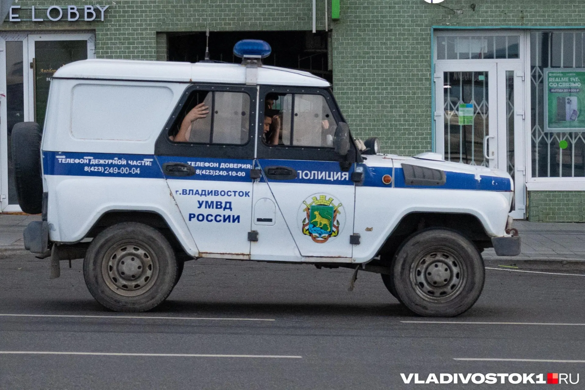 Нападение случилось 18 июня около 17:30 в частном секторе; прохожие вмешались и спасли пострадавшую, о случившемся рассказал её супруг.